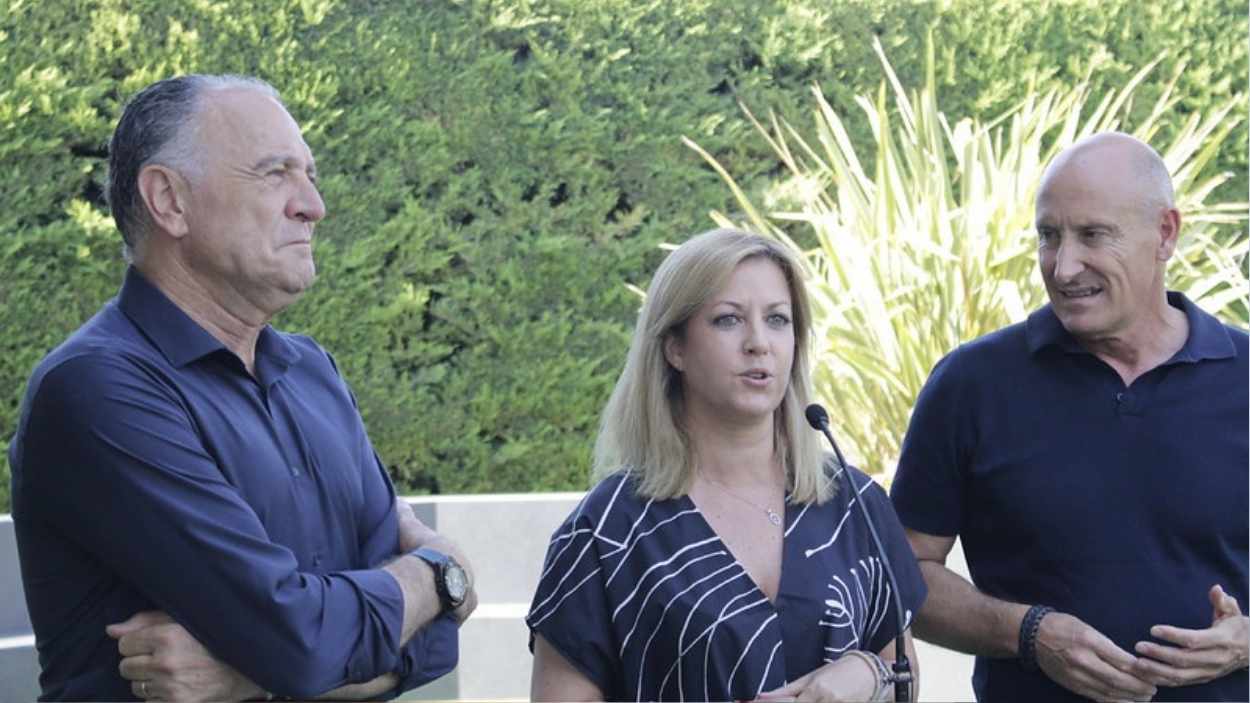 José Manuel López Carrizo, alcalde de Tarancón; Ana Isabel Abengózar, portavoz socialista; Luis Carlos Sahuquillo, secretario general del PSOE en la provincia de Cuenca. PSOE CLM.