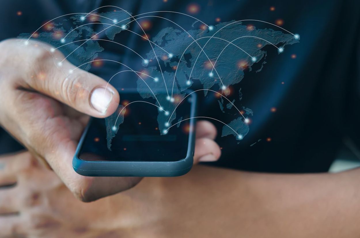 Mano de hombre sosteniendo un smartphone / Imagen proporcionada por la NASA