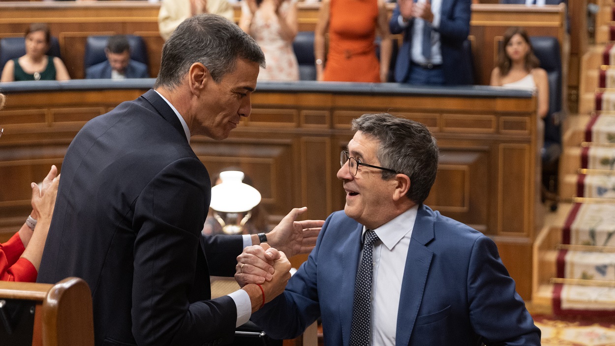 El presidente del Gobierno, Pedro Sánchez (i) y el portavoz del PSOE en el Congreso, Patxi López (d), durante un pleno extraordinario, en el Congreso de los Diputados. EP.