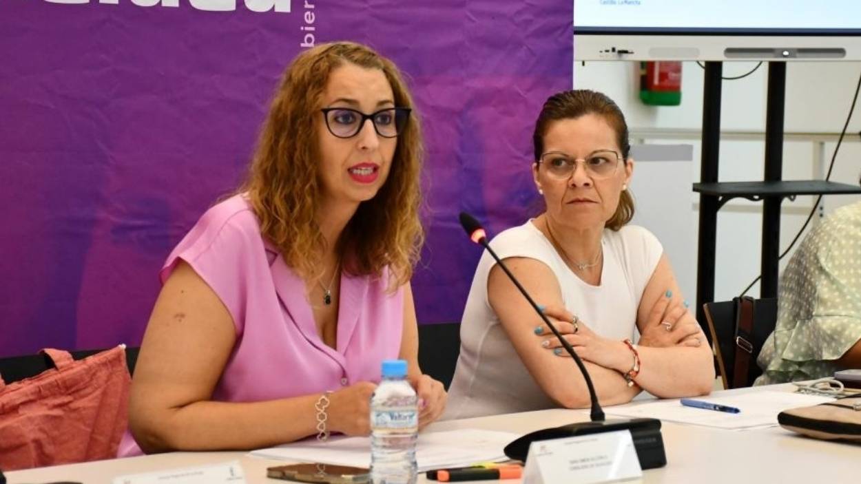 Sara Simón, consejera de Igualdad, y Lourdes Luna, directora del Instituto de la Mujer de Castilla-La Mancha. EP.