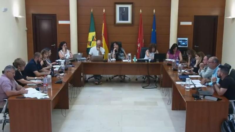 Un concejal del PP protagoniza un bochornoso momento en el pleno de Manzanares el Real. (Foto: X)