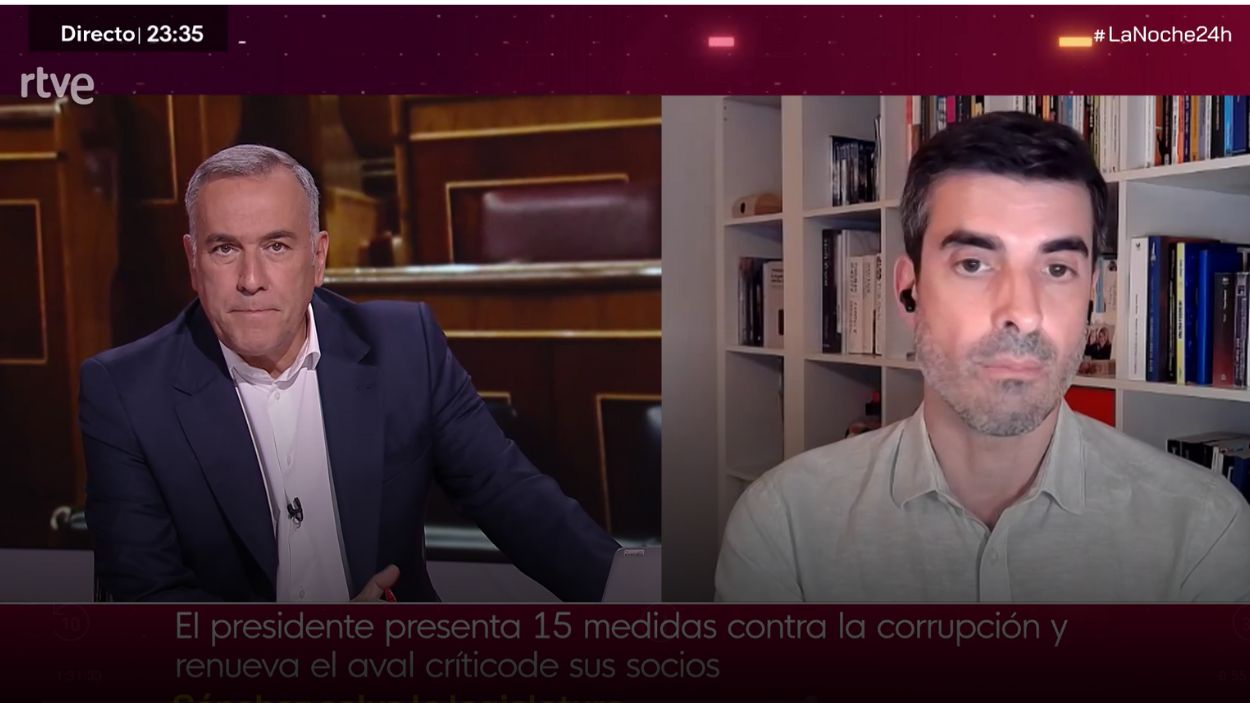 Xabier Fortes y Pablo Simón durante La noche en 24 horas. RTVE