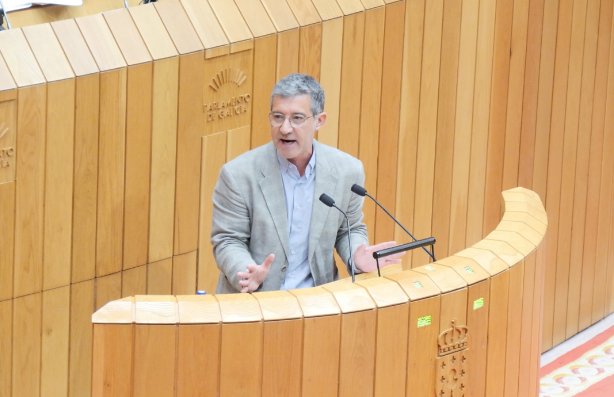 Iago Tabarés durante su intervención en el Parlamento gallego (Foto: BNG).