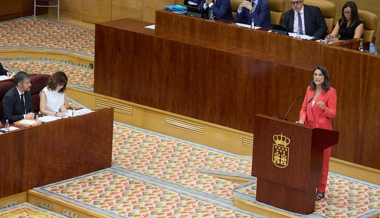 En el centro de la imagen, Manuela Bergerot; a la izquierda, Isabel Díaz Ayuso
