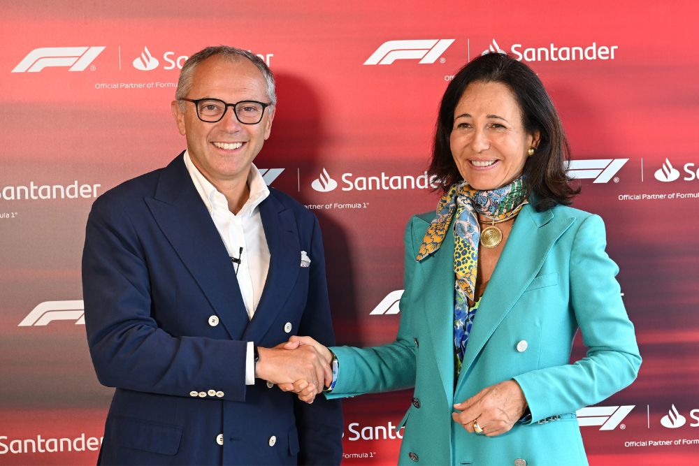 La presidenta de Banco Santander, Ana Botín, con Stefano Domenicali, presidente de F1, cuando se anunció el acuerdo con F1