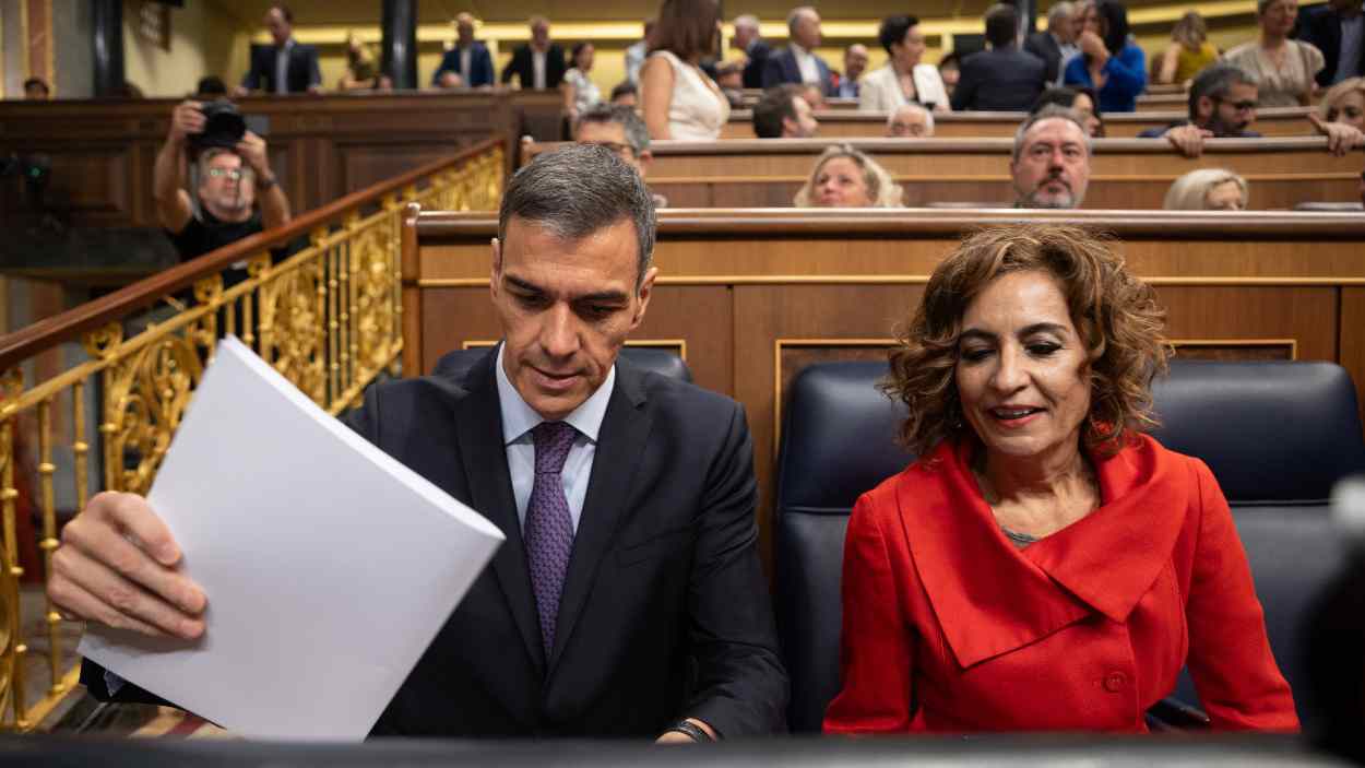 Pedro Sánchez y María Jesús Montero en el Pleno. EP