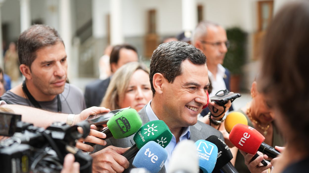 El presidente de la Junta de Andalucía, Juan Manuel Moreno Bonilla, en declaraciones a la prensa desde el Parlamento andaluz. EP.