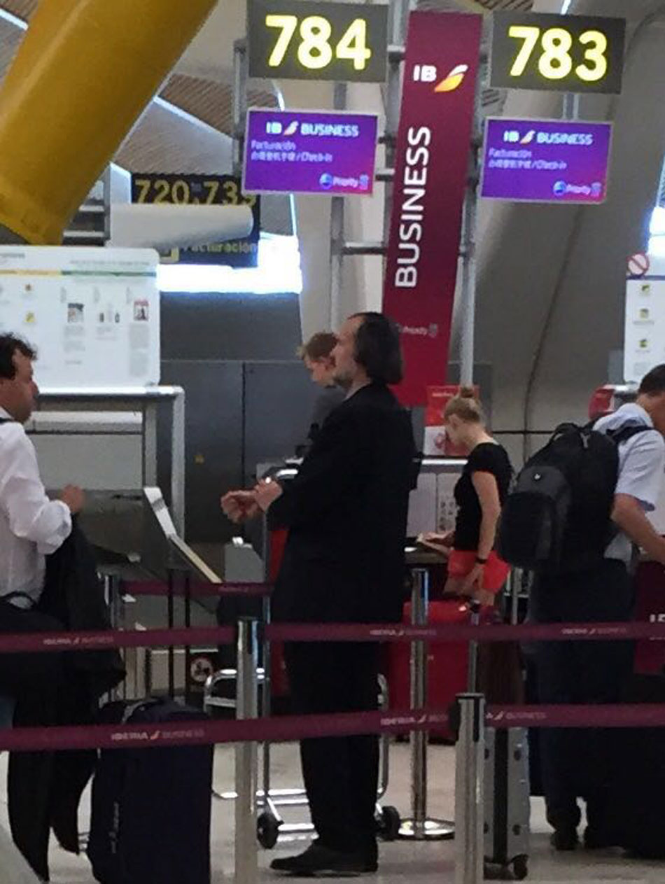 La imagen del diputado Miguel Anxo Fernán Vello cogiendo, supuéstamente, un vuelo 'business' en el aeropuerto de Barajas