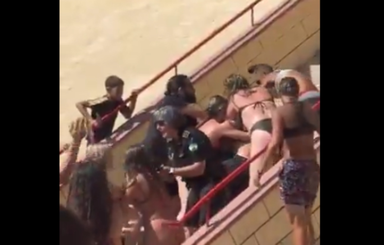 Batalla campal en una playa de Cádiz por una pelota de playa. (Foto: X)