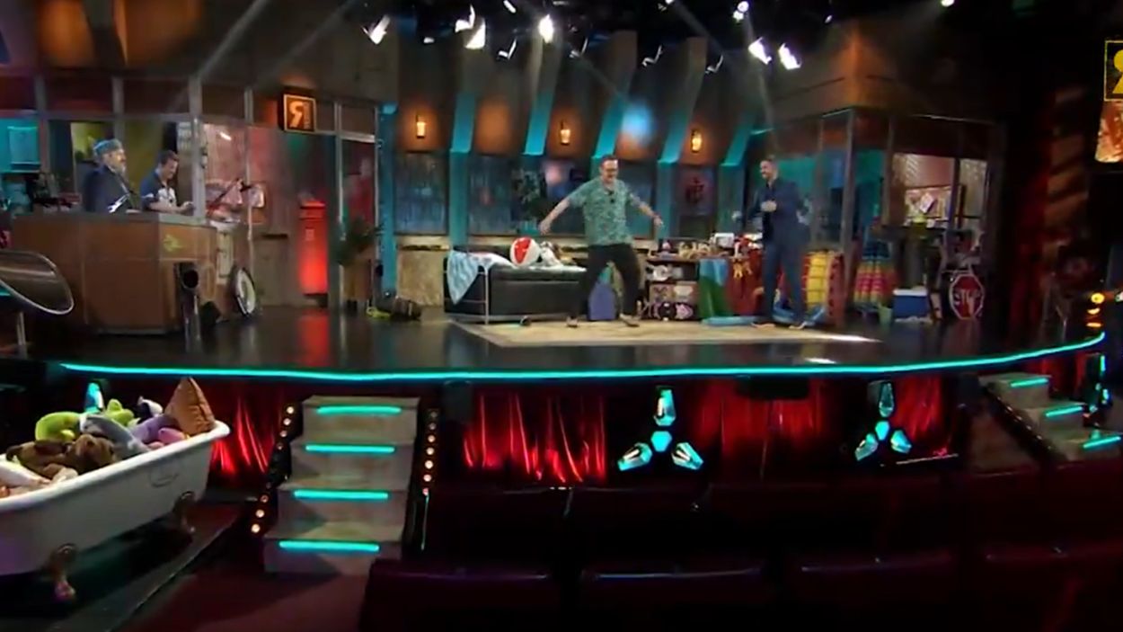 Joaquín Reyes y David Broncano haciendo el baile de fin de temporada. RTVE