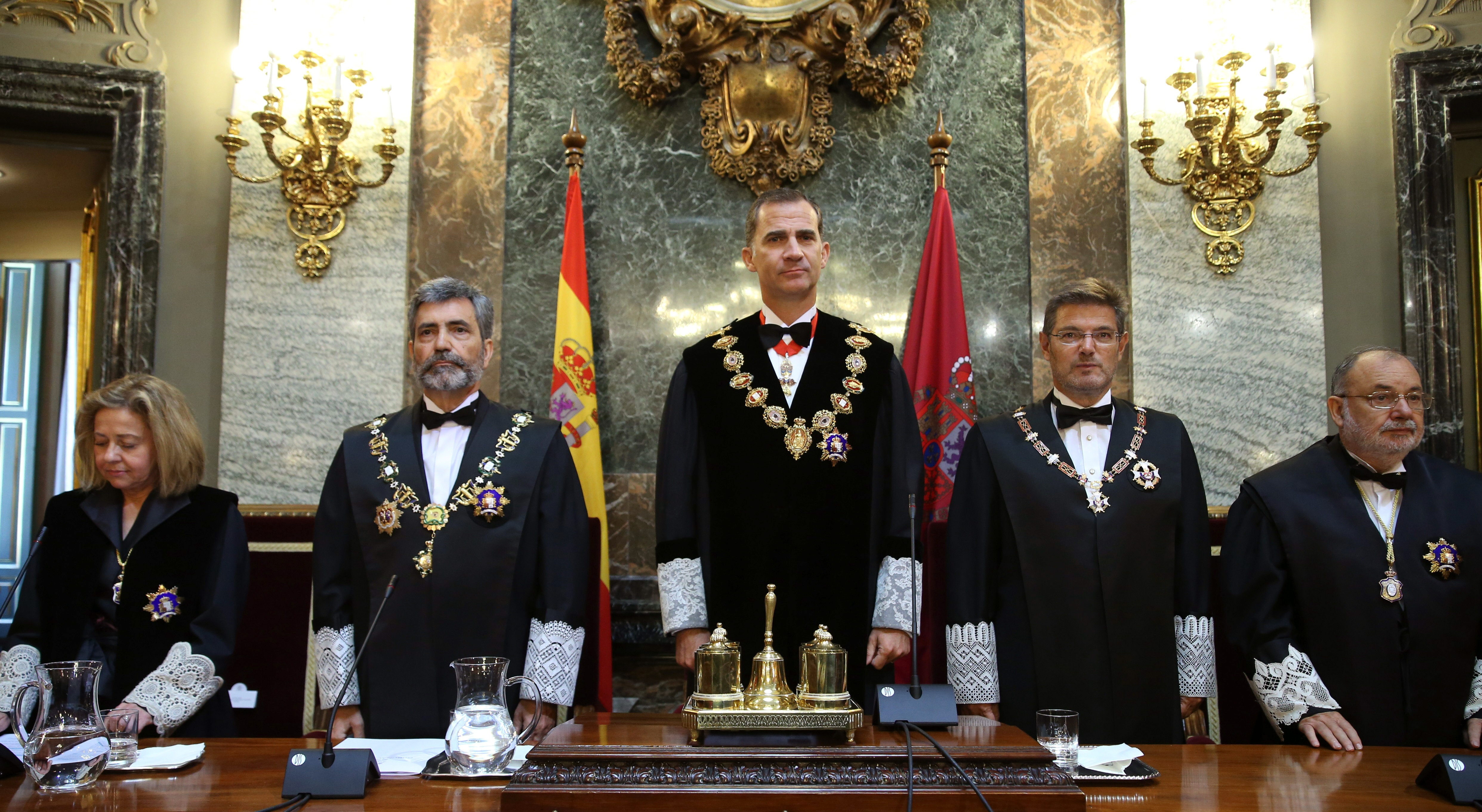 El rey Felipe VI acompañado por Carlos Lesmes, Rafael Catalá, Consuelo Madrigal y Ángel Juanes 