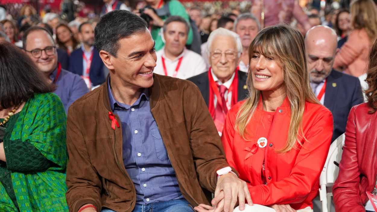 El presidente del Gobierno, Pedro Sánchez, y su mujer Begoña Gómez, en un acto del PSOE en diciembre de 2024. EP.