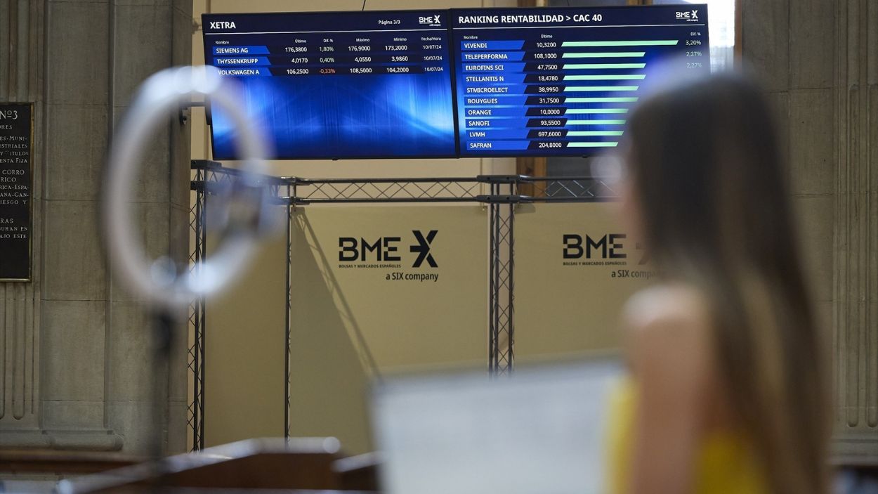 Paneles del IBEX 35 en el Palacio de la Bolsa de Madrid.EP.