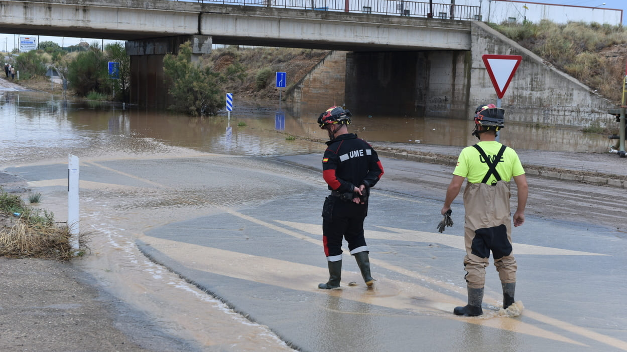Efectivos de la Unidad Militar de Emergencias (UME) durante las labores de limpieza y desescombro en Grisén (Aragón). EP.