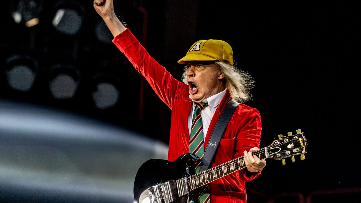 El guitarrista de la banda ACDC, Angus Young, durante el concierto de ACDC en el Estadio Wanda Metropolitano, a 12 de julio de 2025, en Madrid (España).