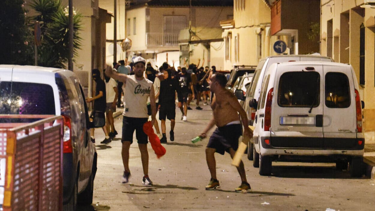 Varias personas durante los altercados en Torre Pacheco. EP.