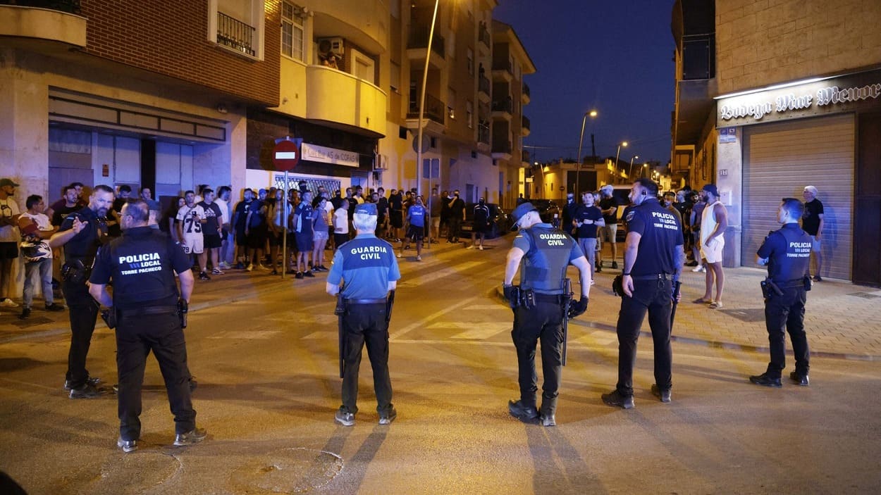 Agentes desplegados en Torre Pacheco para contener los disturbios vividos en Torre Pacheco. EP.