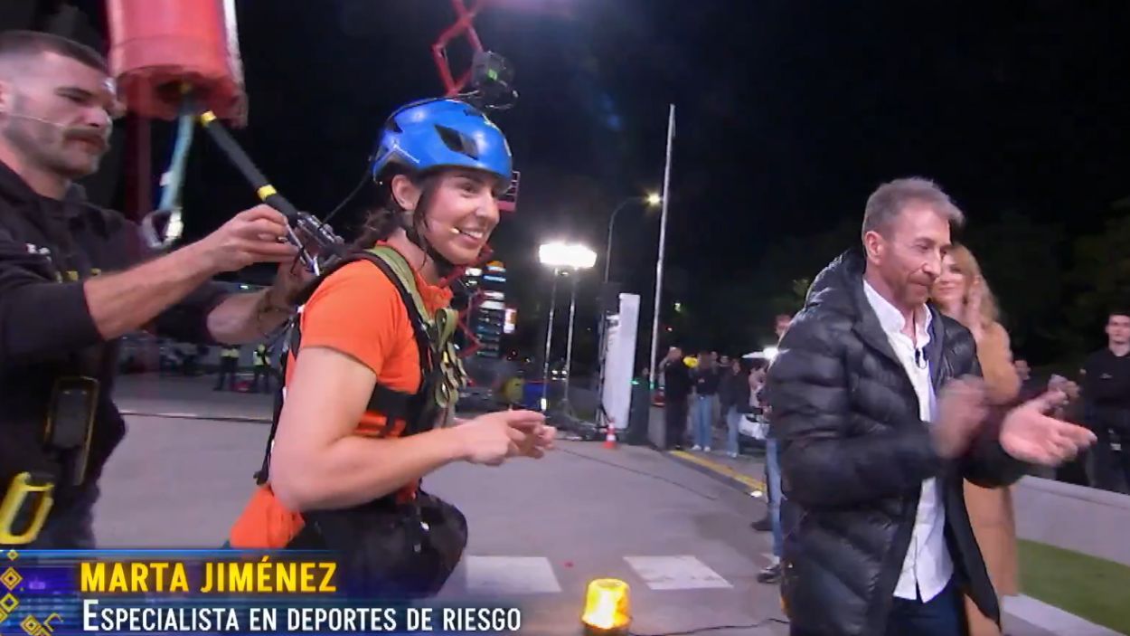 Marta Jiménez junto a Pablo Motos tras completar uno de los retos en 'El Hormiguero'. Antena 3