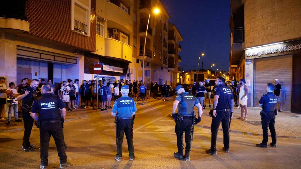 Agentes desplegados en Torre Pacheco para contener los disturbios vividos. EP.