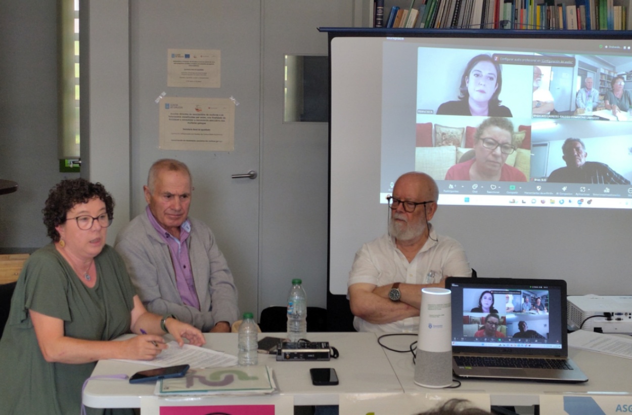 Imagen de la rueda de prensa celebrada a finales de la semana pasada por representantes de las entidades denunciantes (Foto: Sindicato Labrego Galego).
