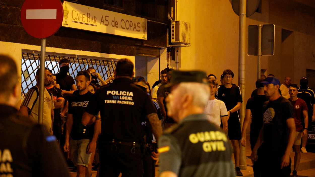Agentes de Policía Local y Guardia Civil durante los altercados en Torre Pacheco. EP.