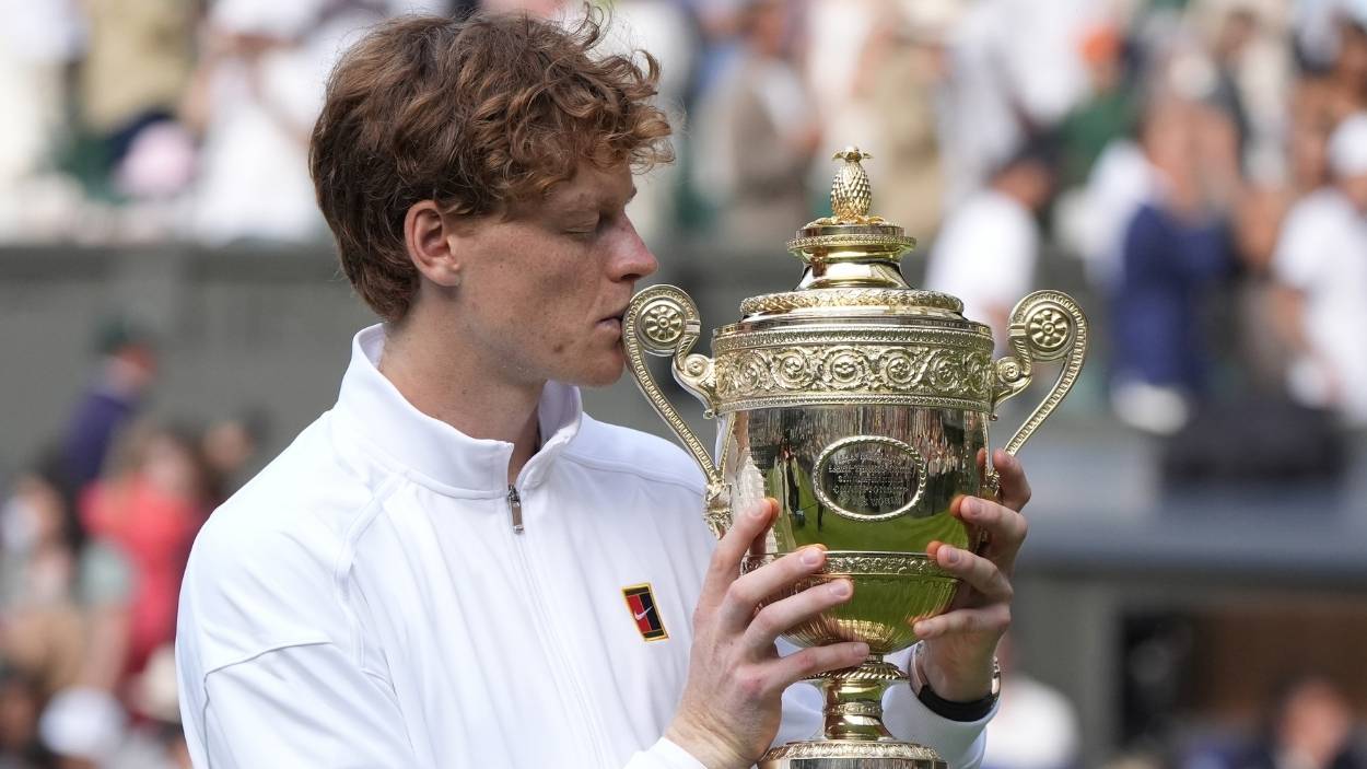 Jannik Sinner, besando el trofeo de Wimbledon. EP