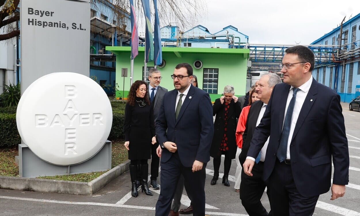 Adrián Barbón Rodríguez, presidente del Principado de Asturias, visita Bayer