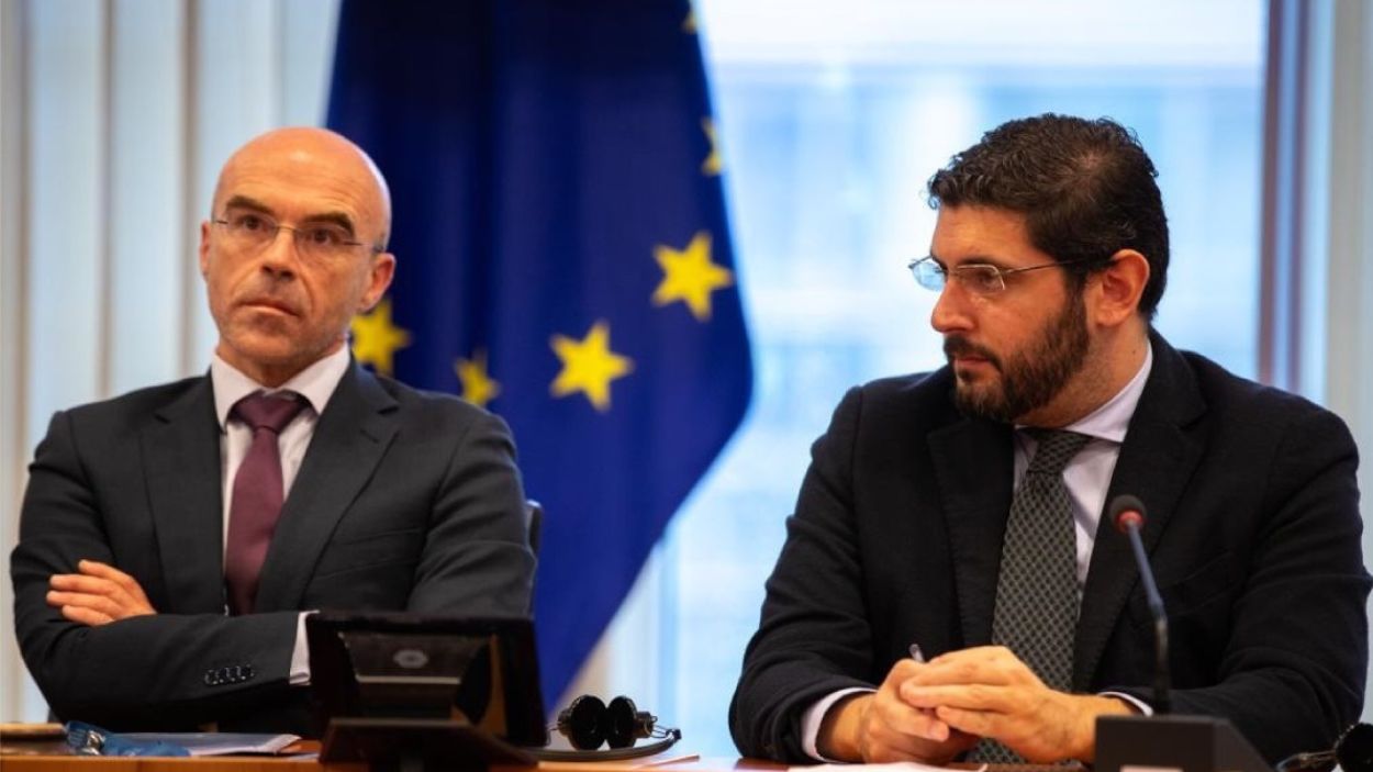 Alejandro Nolasco junto a Jorge Buxadé, dirigentes de Vox, en Bruselas. EP.
