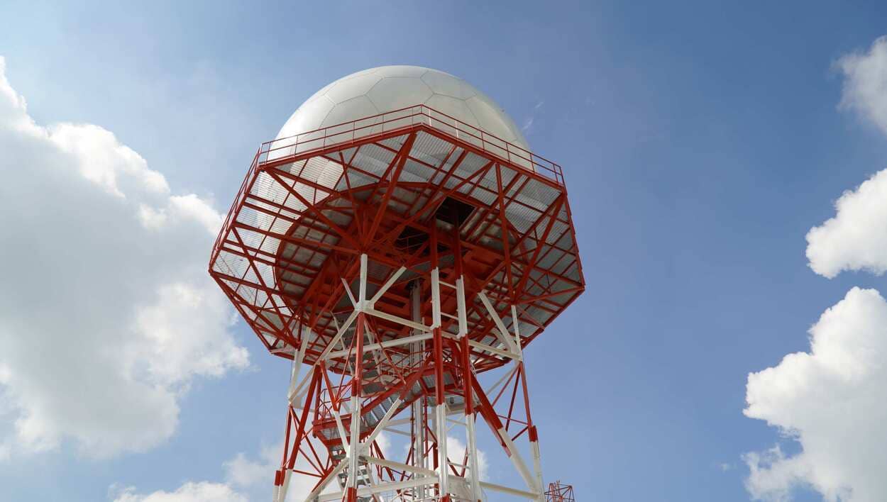 Indra inicia la modernización de la red de vigilancia aérea de Colombia con la entrega del primer radar. Indra