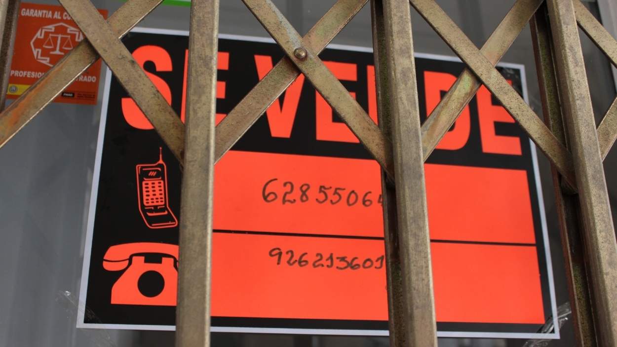 Cartel de 'Se Vende' en un local. EP/Archivo.