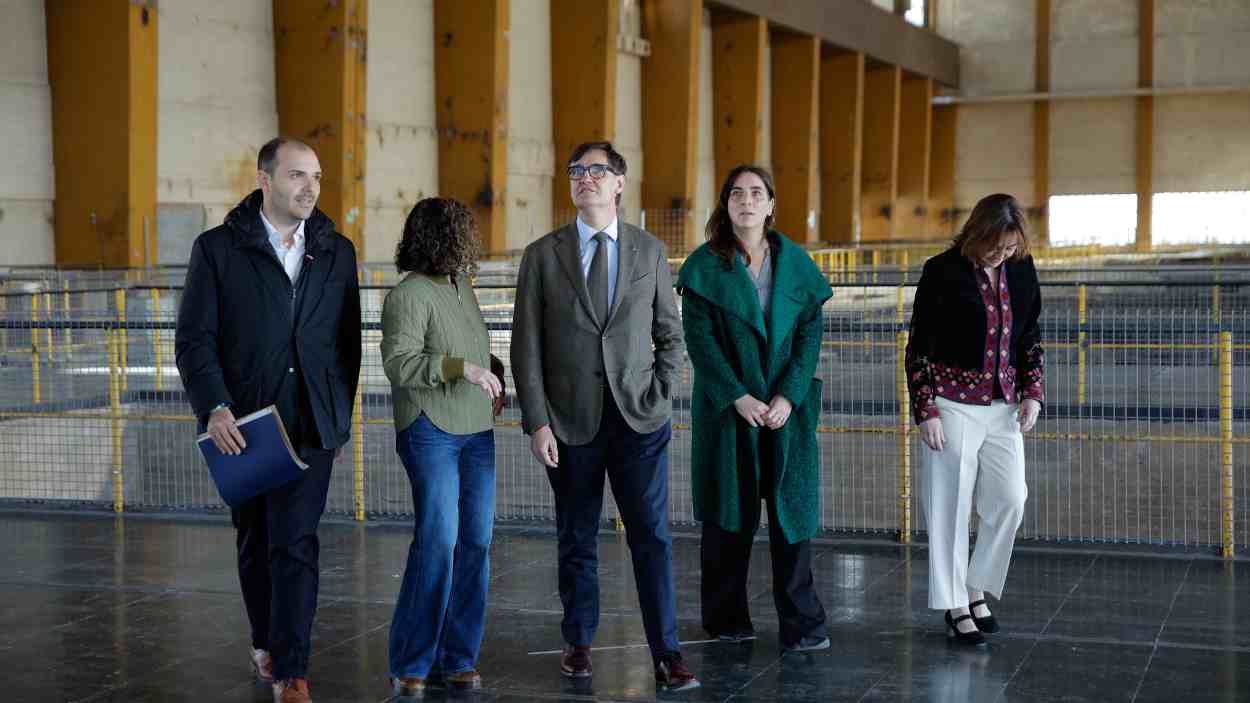 El conesller de Presidencia, Albert Dalmau; la consellera de Cultura, Sònia Hernández, entre otros, con Illa. EP