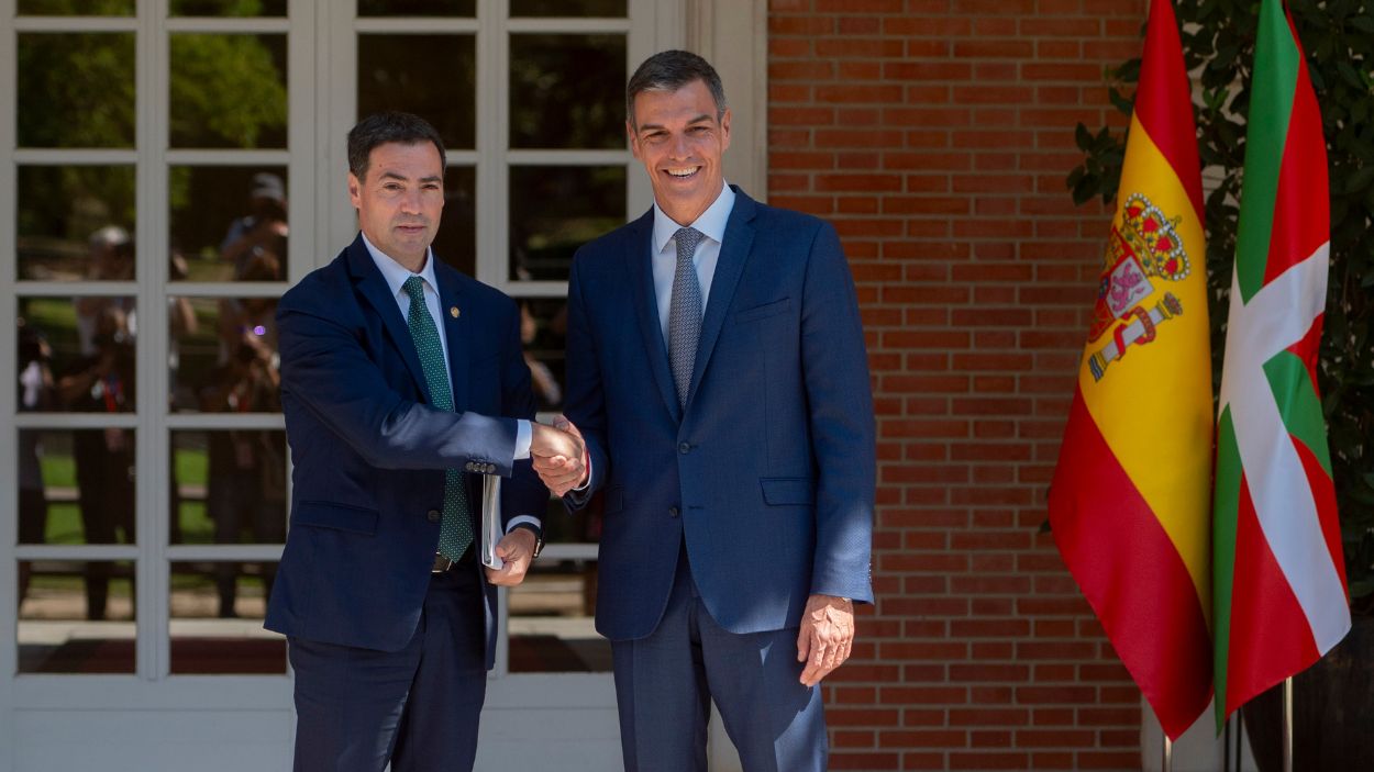 El presidente del Gobierno, Pedro Sánchez, y el lehendakari, Imanol Pradales, previamente a una reunión en el Palacio de La Moncloa. EP.