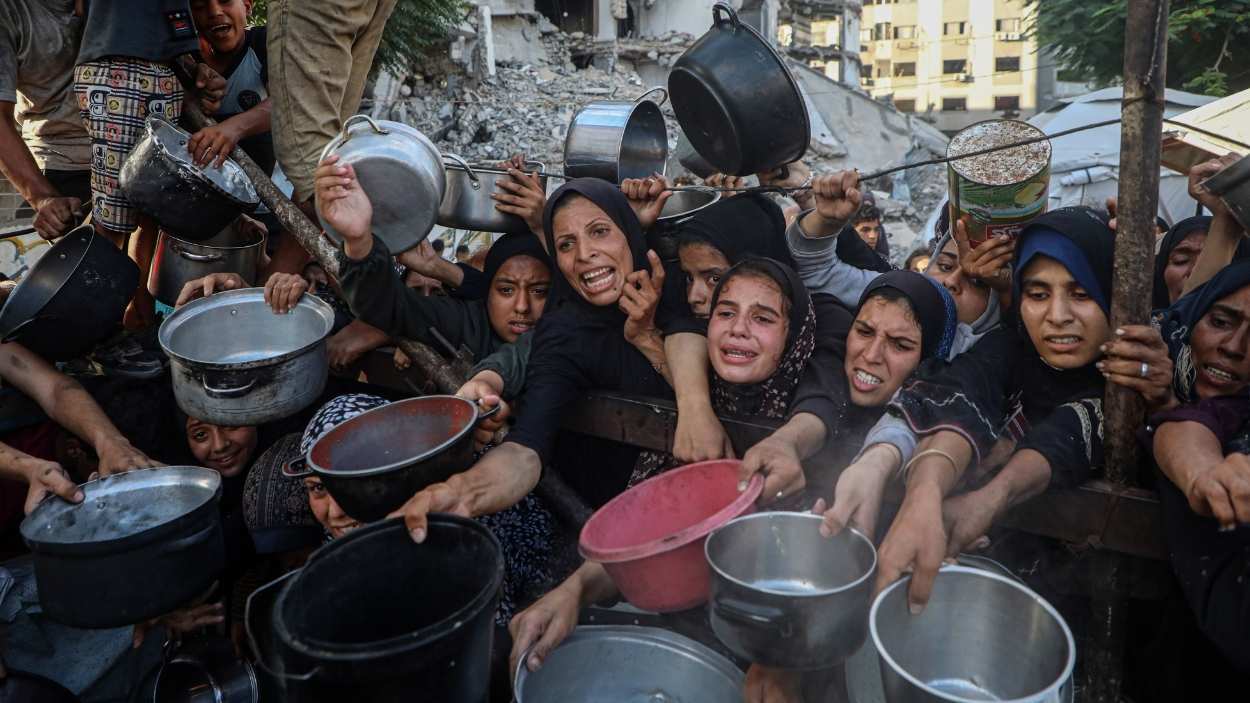 Gazatíes en punto de distribución humanitaria en la Franja. EP