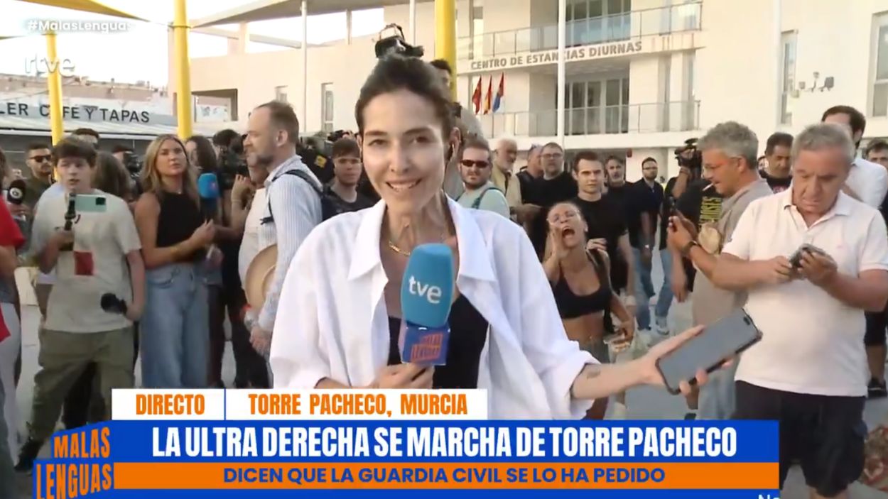 Reportera de 'Malas Lenguas' (RTVE) increpada en Torre Pacheco (Murcia). RTVE.