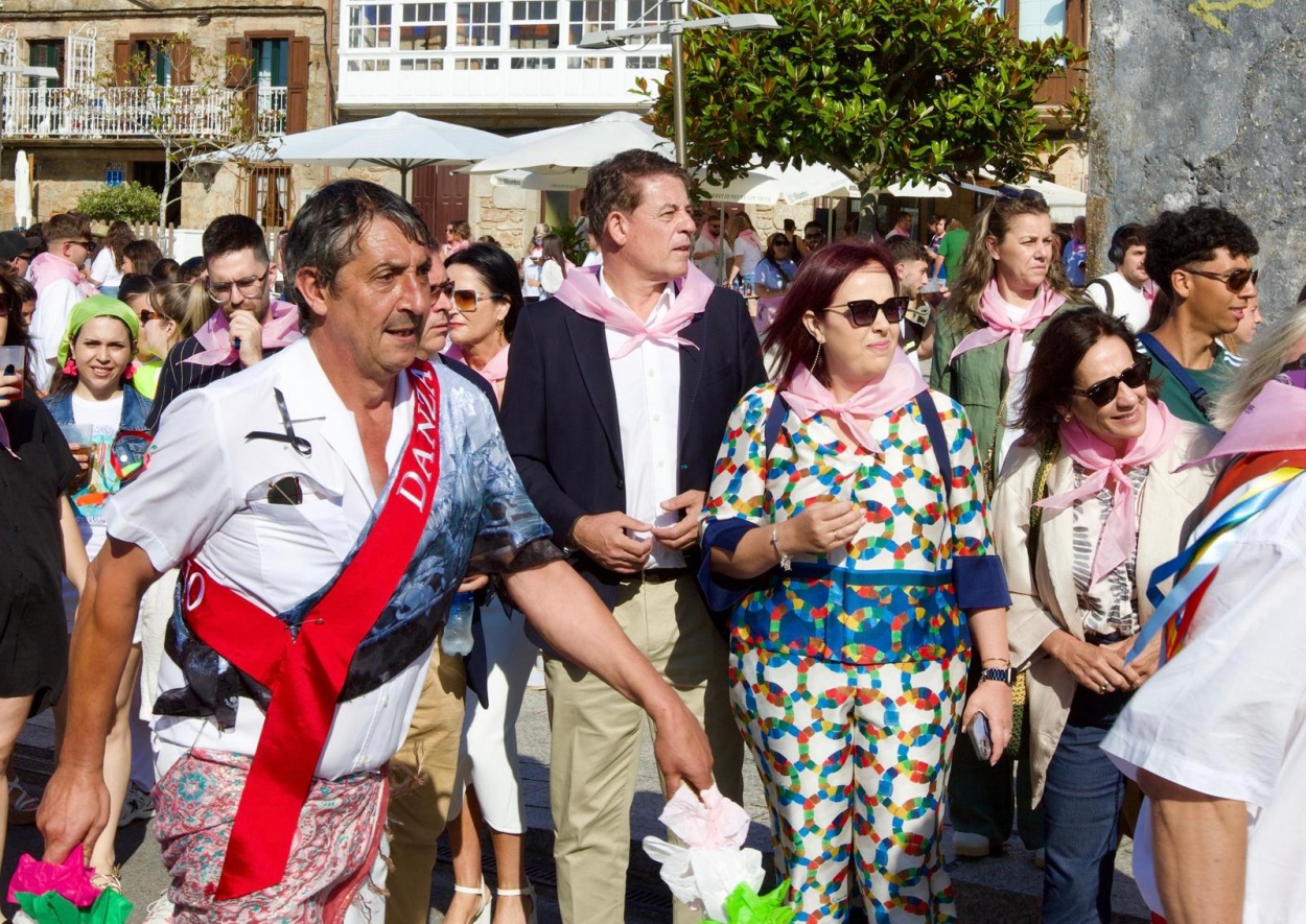 El líder de los socialistas gallegos, en el centro, hoy durante su visita a Camariñas (Foto: PSdeG).