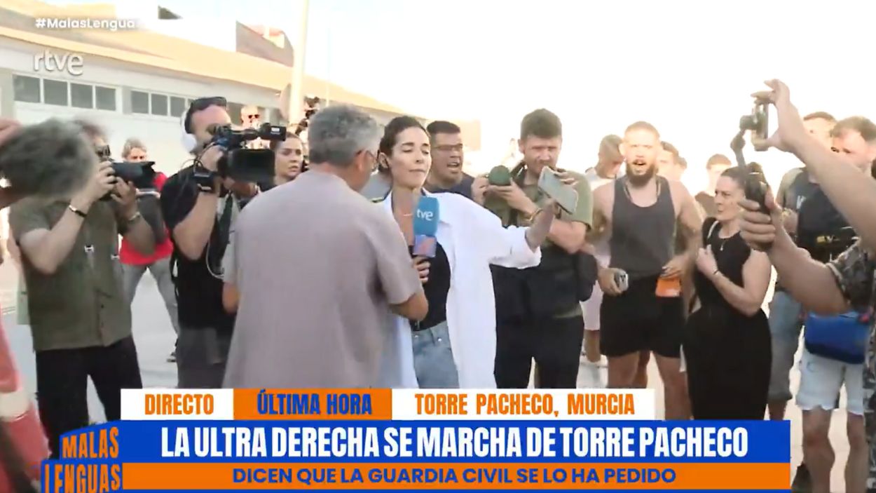 La periodista Esther Yáñez sufriendo el acoso en pleno directo. RTVE