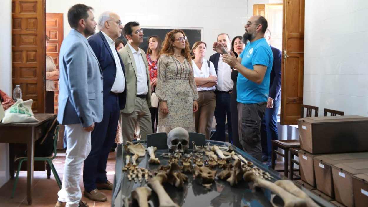 Trabajos de exhumación en el cementerio de Manzanares. Ayto Manzanares.