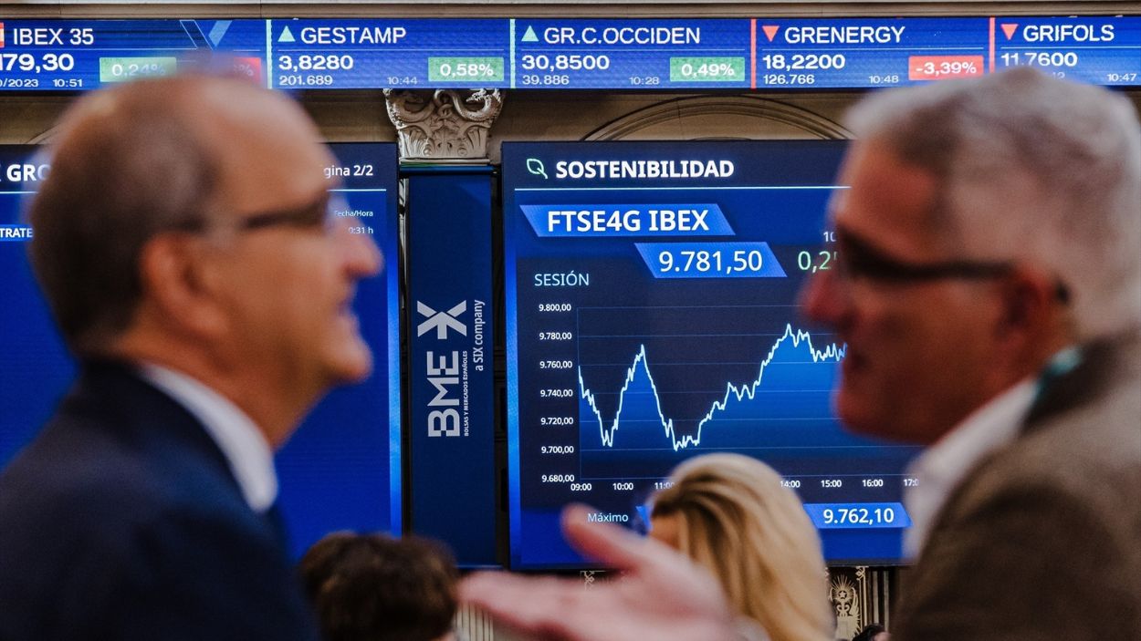 Varias personas frente a los paneles del Ibex 35 en el Palacio de la Bolsa. EP.