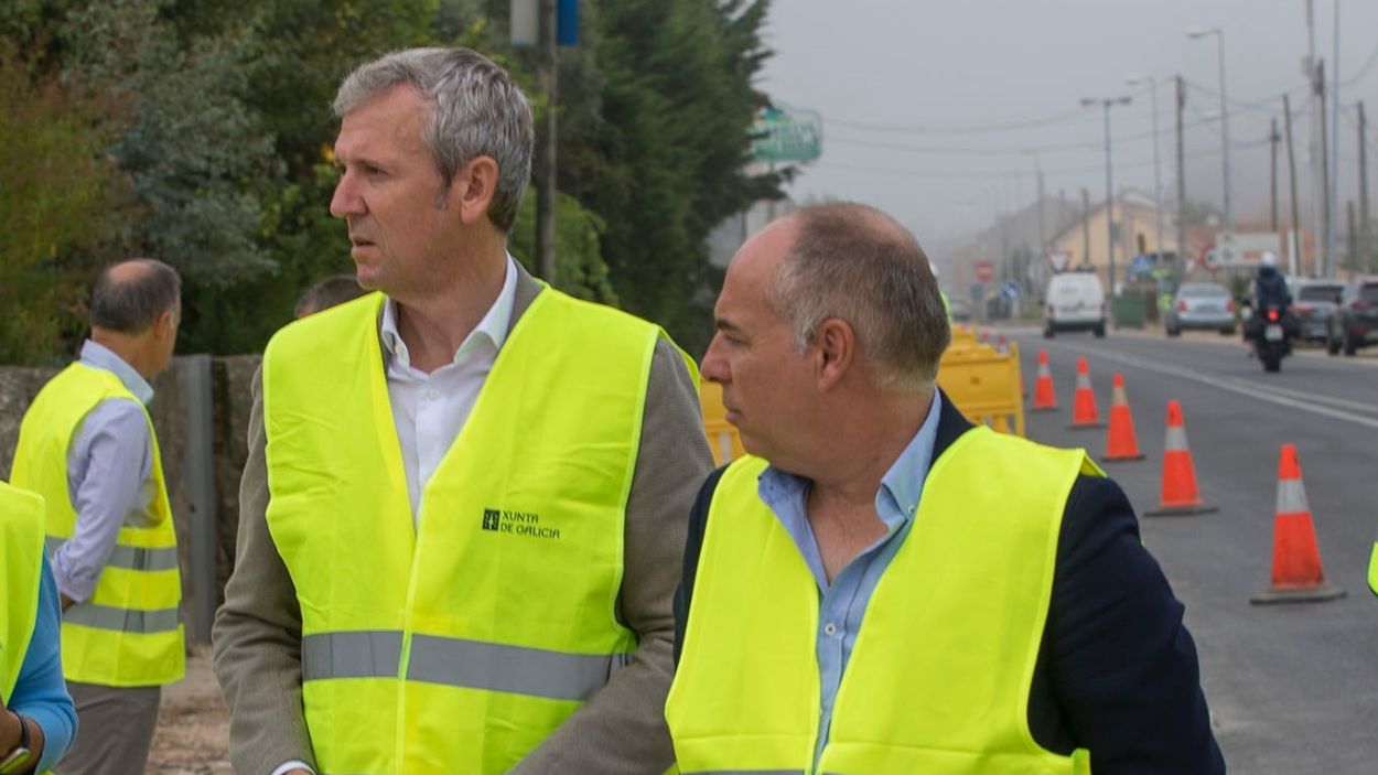 El presidente de la Xunta de Galicia, Alfonso Rueda, y el alcalde de Vilanova de Arousa (Pontevedra), Gonzalo Durán, en 2022. EP.