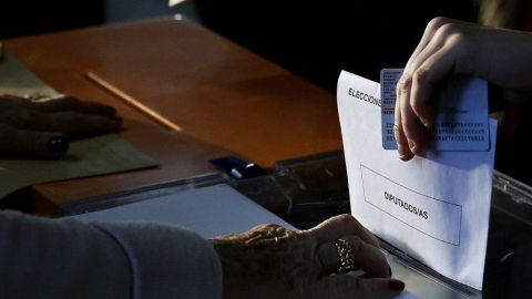 La derecha mediática alimenta el bulo del DNI digital para manipular el voto