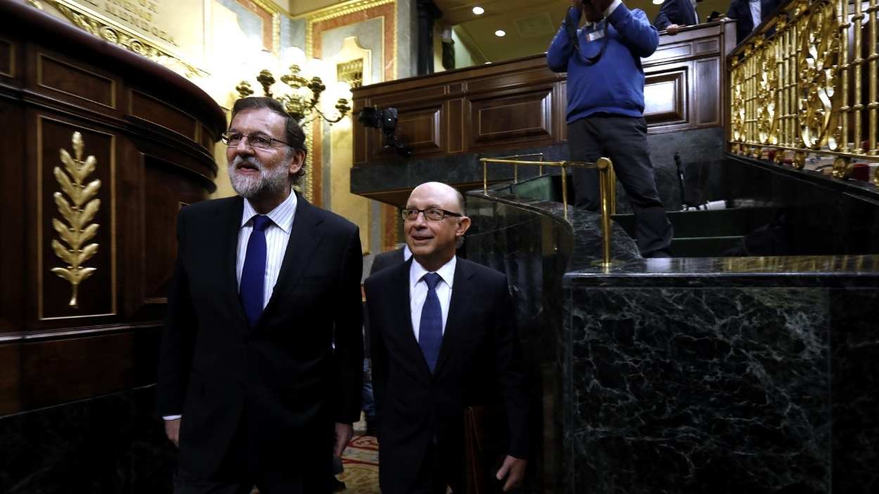 Mariano Rajoy y Cristóbal Montoro, durante un pleno del Congreso. EP/Archivo.