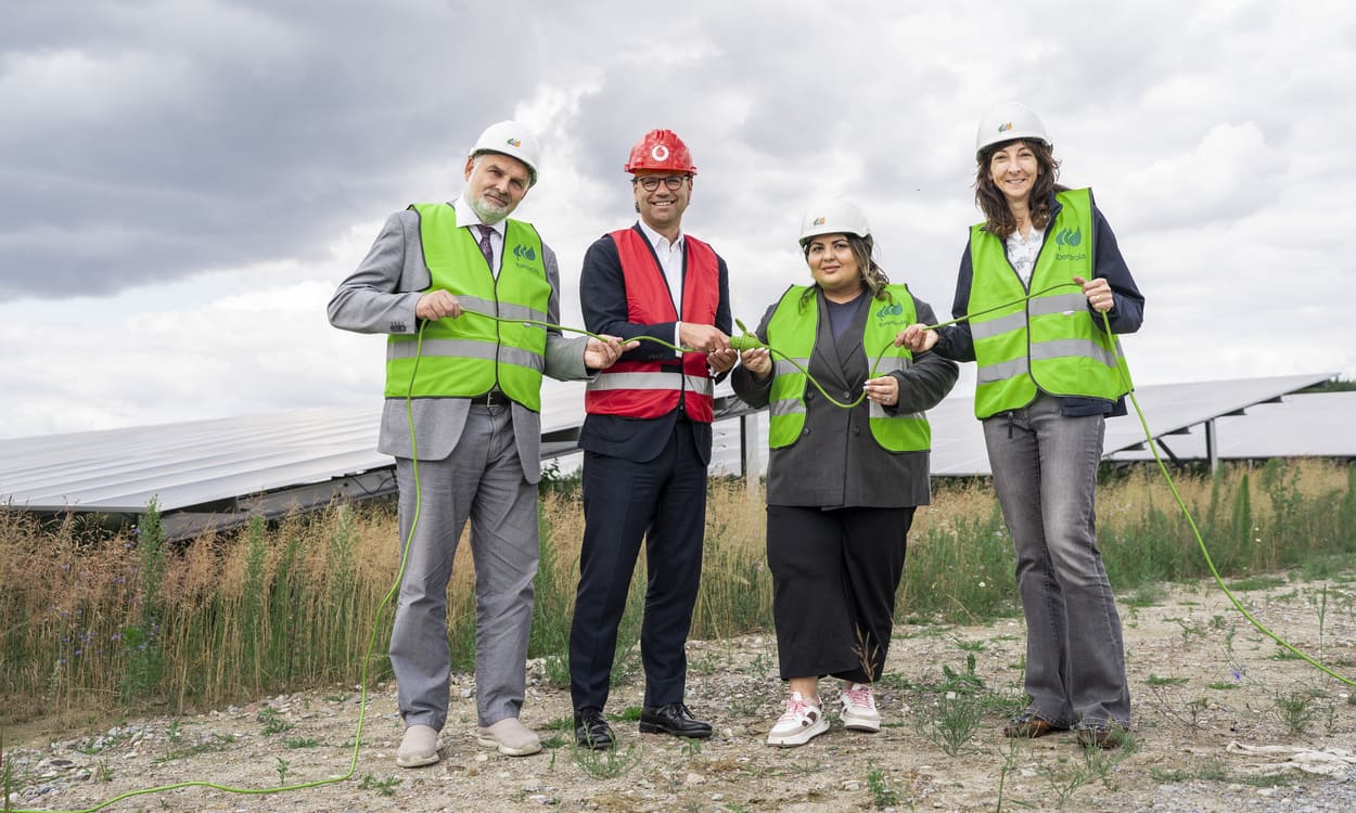 Iberdrola conecta su primer parque solar en Alemania para alimentar la red móvil de Vodafone y reducir emisiones. Iberdrola