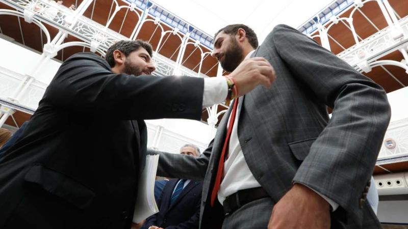 El presidente de la Región de Murcia, Fernando López Miras (i), se saluda con el presidente provincial de Vox en Murcia, José Ángel Antelo. EP/Archivo.