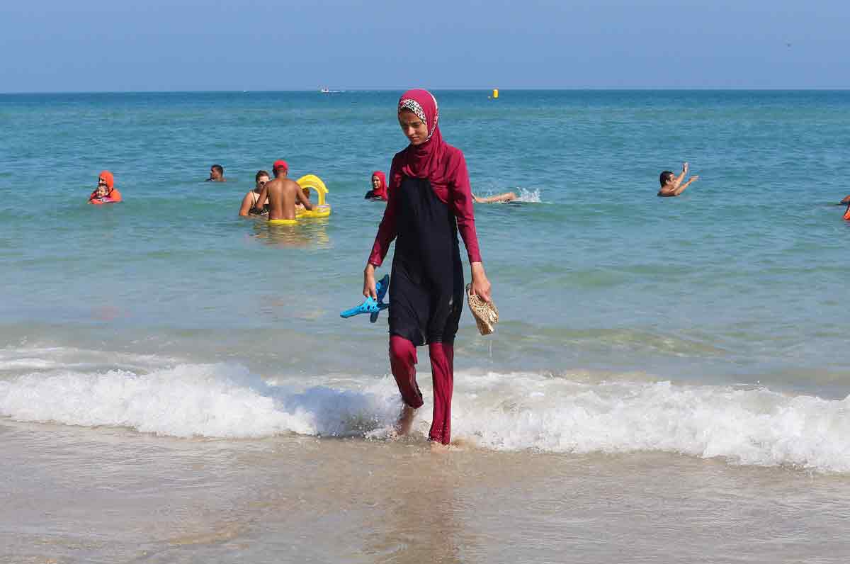 Una mujer camina con un burkini en la playa de Bizerte, en Túnez. 