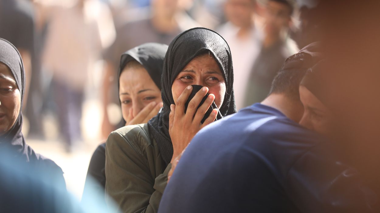 Una mujer gazatí llora viendo durante el traslado de los cadáveres de palestinos al hospital Al Shifa. EP.