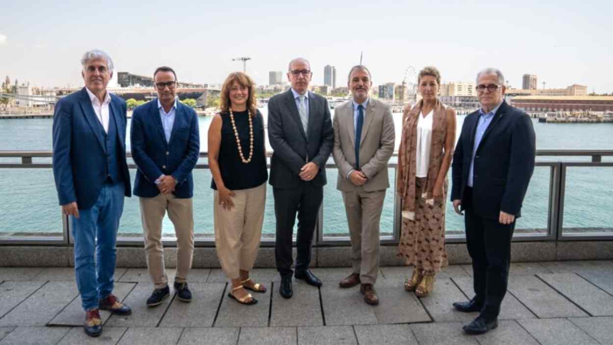 Ayuntamiento y Puerto de Barcelona firman un protocolo para reducir las terminales de cruceros