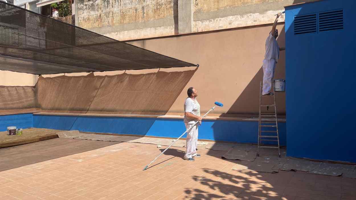 Tareas de pintura en el patio de la futura EB Les Figueretes. Foto Ayuntamiento
