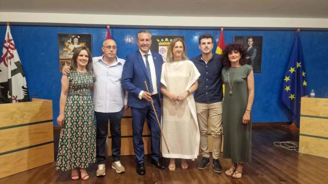 Nuevo equipo de Gobierno en el Ayuntamiento de Malagón. A la izquierda, la concejala que cobrará 52.272 euros al año. Ayto Malagón.