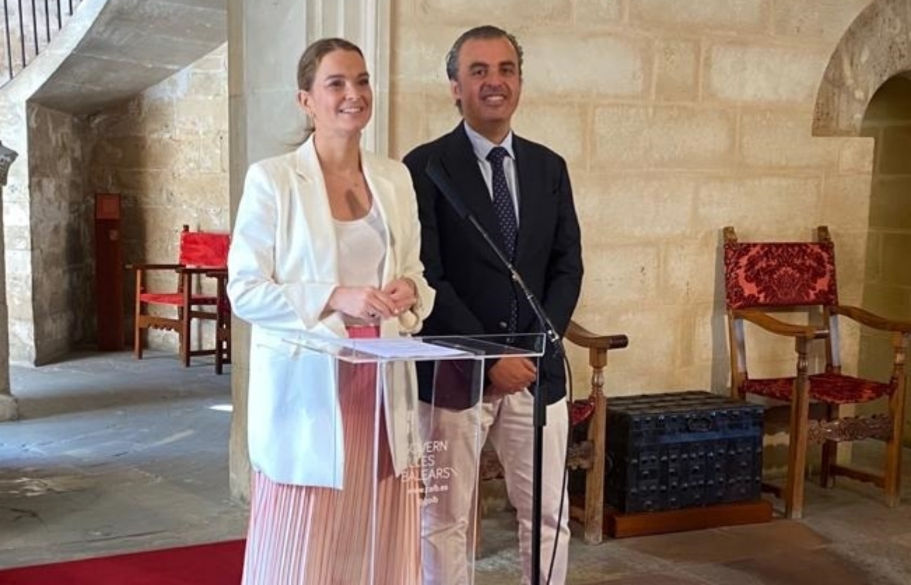 La presidenta del Govern balear, Marga Prohens, y el conseller de Educación y Universidades, Antoni Vera.