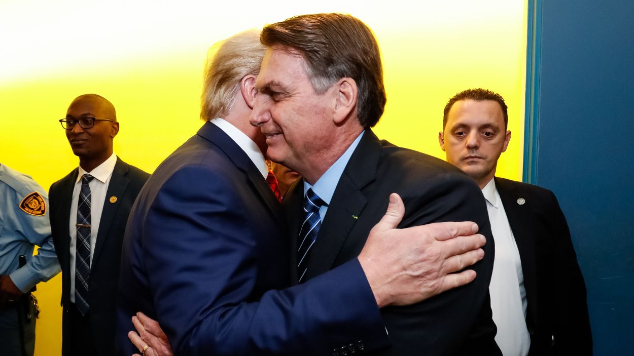 El expresidente Jair Bolsonaro abraza a Donald Trump. EP. 